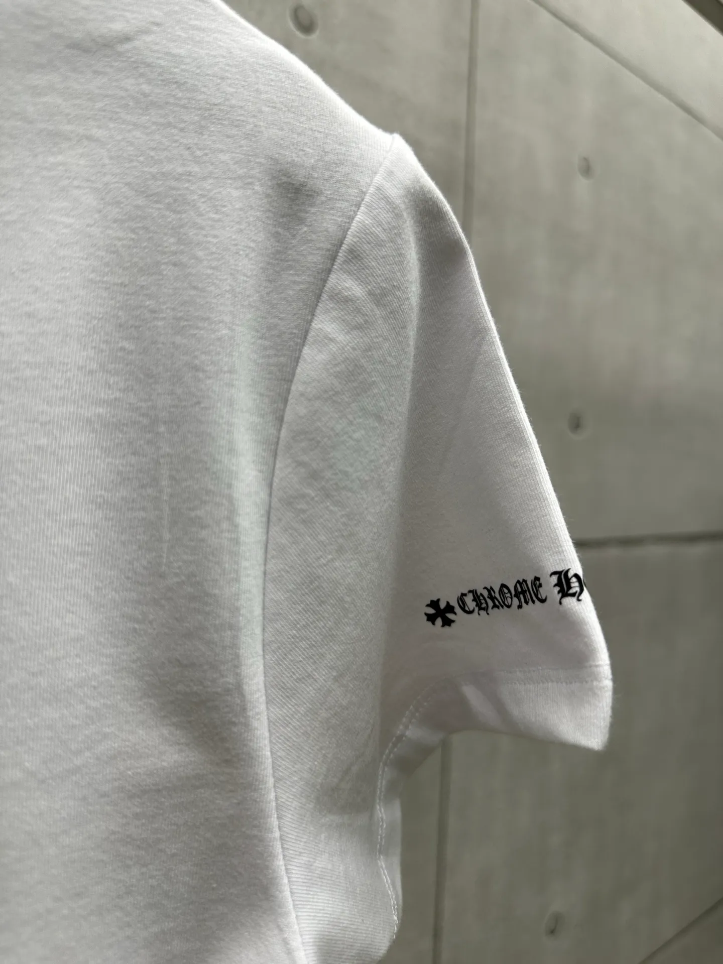 P126 #083 CHROME HEARTS 25SS women's T-shirt Made of 220G original consistent fabric V-neck women's waist style The whole body is made of imported digital direct printing Color: White Size: S M L